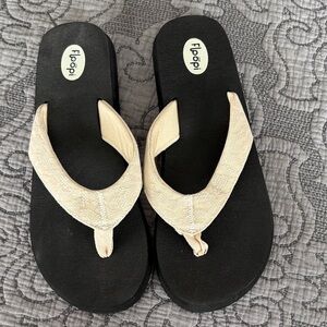 FloJo Women's Black Footbed Sandals with Cream Straps